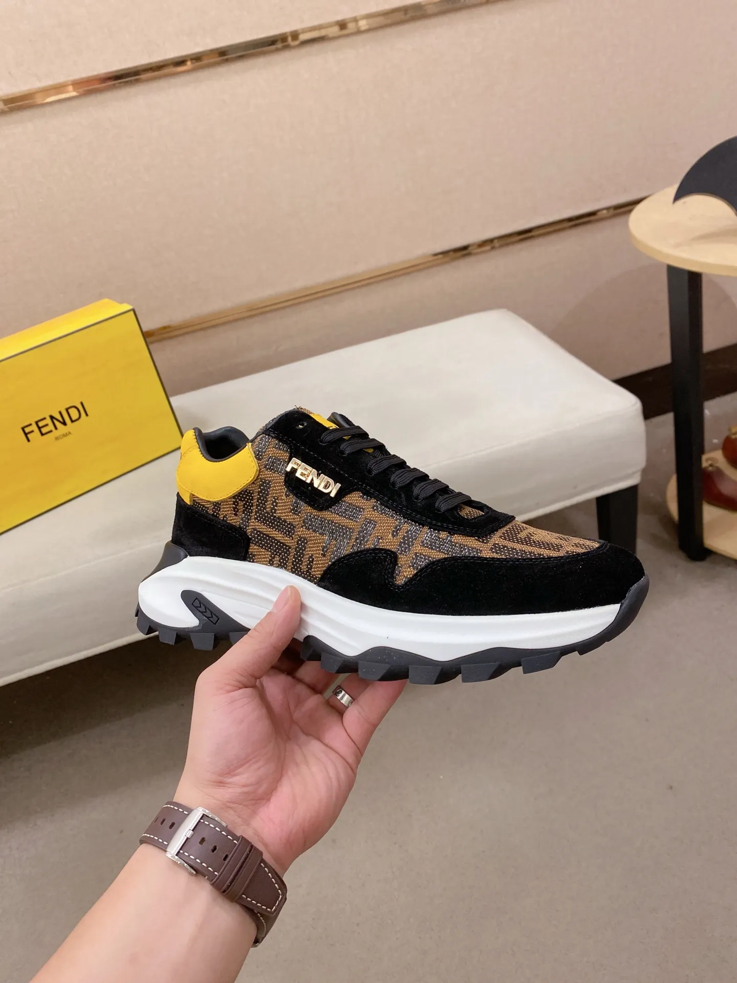 Men's shoes 💰 462💰 (fendi) New style 👊🏻 upper 🇮🇹 imported cowhide fabric 🇩🇪 lining imported sheepskin lining. The original outsole is molded to highlight the identity of every man, and the upper foot is elegant and stable🚶🏻🚶🏻The high-end custom counters reproduce the original version📯No matter the wind or rain, the shoe last remains unchanged and can withstand the verification of time🔍️,🔵 Size: 38-44